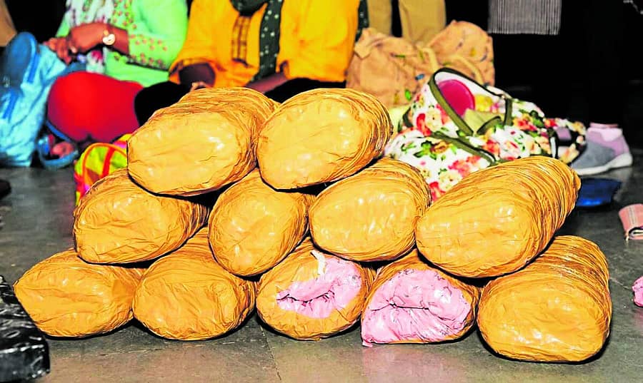 ಮಹಾರಾಷ್ಟ್ರ ಹಾಗೂ ತೆಲಂಗಾಣದ ಆರೋಪಿಗಳು ರೈಲಿನಲ್ಲಿ ಬೆಂಗಳೂರಿಗೆ ತರುತ್ತಿದ್ದ ಗಾಂಜಾ