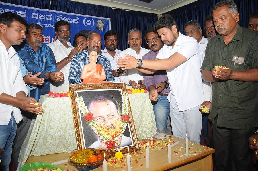 ಮೈಸೂರಿನ ಎಂಜಿನಿಯರುಗಳ ಸಂಸ್ಥೆಯಲ್ಲಿ ‘ಕರ್ನಾಟಕ ದಲಿತ ವೇದಿಕೆ’ ಶುಕ್ರವಾರ ಆಯೋಜಿಸಿದ್ದ ‘ಆರ್.ಧ್ರುವನಾರಾಯಣ ನುಡಿನಮನ’ ಕಾರ್ಯಕ್ರಮದಲ್ಲಿ ಭಾವಚಿತ್ರಕ್ಕೆ ದರ್ಶನ್ ಧ್ರುವನಾರಾಯಣ, ಪುರುಷೋತ್ತಮ್, ಕೃಷ್ಣಮೂರ್ತಿ ಚಮರಂ ಪುಷ್ಪನಮನ ಸಲ್ಲಿಸಿದರು