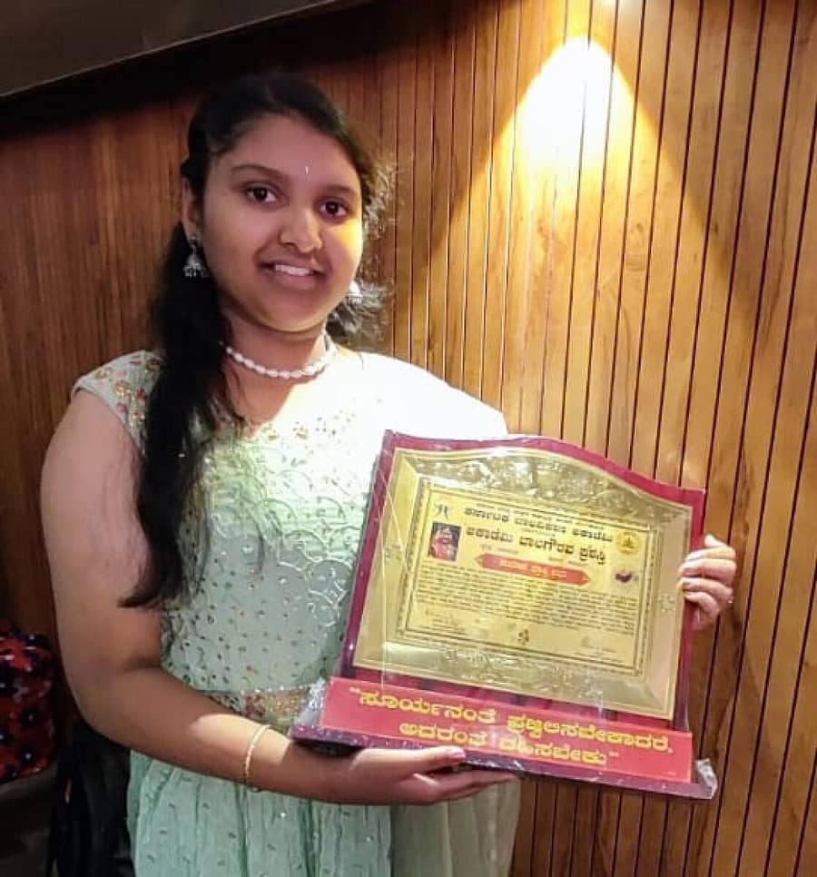 ರಾಜ್ಯದ ಮಹಿಳಾ ಮತ್ತು ಮಕ್ಕಳ ಅಭಿವೃದ್ಧಿ ಇಲಾಖೆಯ ಆಶ್ರಯದಲ್ಲಿ ಕರ್ನಾಟಕ ಬಾಲವಿಕಾಸ ಅಕಾಡೆಮಿ ವತಿಯಿಂದ ಧಾರವಾಡದಲ್ಲಿ ಆಯೋಜಿಸಿದ್ದ ಸಮಾರಂಭದಲ್ಲಿ ಬಾಲಗೌರವ ಪ್ರಶಸ್ತಿ ಪಡೆದ ಪ್ರಾಪ್ತಿ ಪ್ರಭು