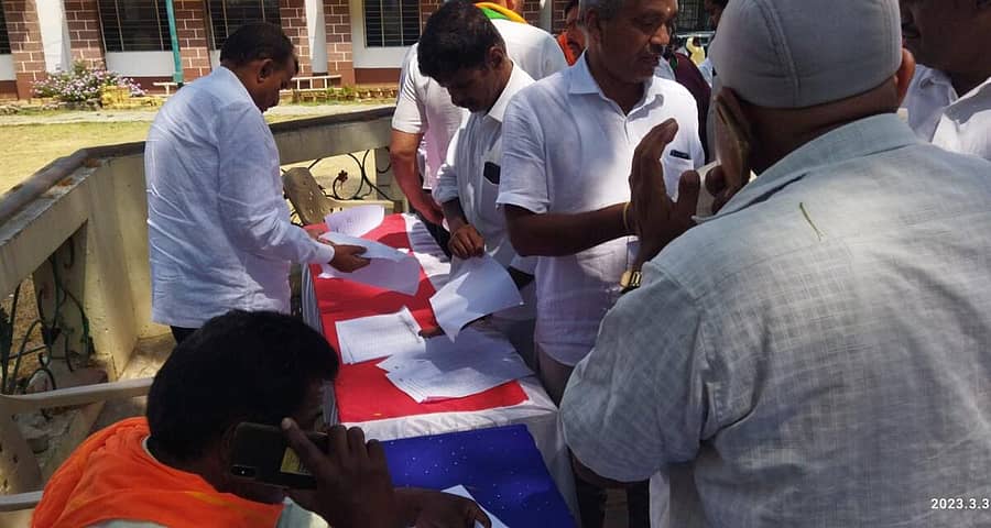 ಬಿಜೆಪಿ ಅಭ್ಯರ್ಥಿಗಳ ಆಯ್ಕೆ ಸಂಬಂಧ ಮಂಡ್ಯ ಗ್ರೀನ್ ಪ್ಯಾಲೇಸ್ನಲ್ಲಿ ಮತದಾನದ ಮೂಲಕ ಆಂತರಿಕ ಸಮೀಕ್ಷೆ ನಡೆಯಿತು