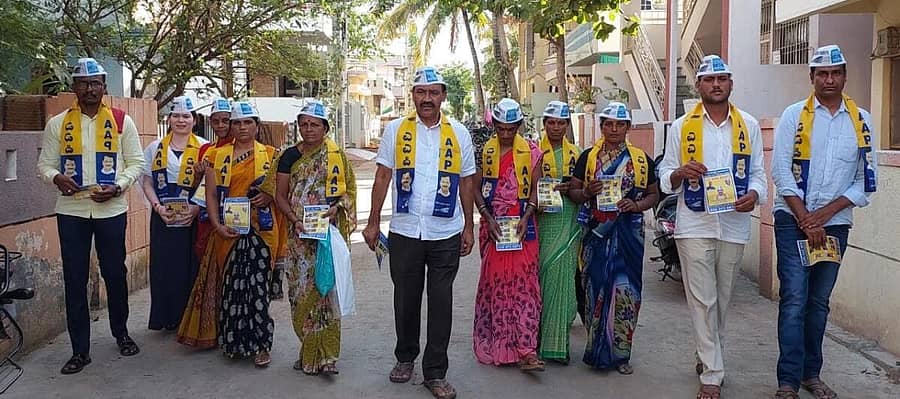 ವಿಜಯಪುರ ನಗರ ಮತಕ್ಷೇತ್ರದ ಎಎಪಿ ಅಭ್ಯರ್ಥಿ ಹಾಸಿಂಪೀರ ವಾಲಿಕಾರ ಕನಕದಾಸ ಬಡಾವಣೆಯಲ್ಲಿ ಶುಕ್ರವಾರ ಪಾದಯಾತ್ರೆಯ ಮೂಲಕ  ಮತಯಾಚನೆ ಮಾಡಿದರು 