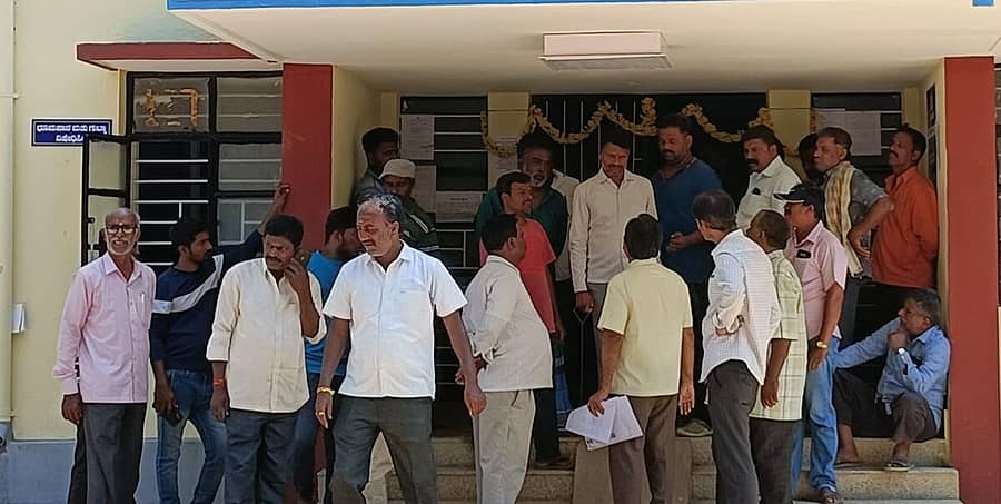 ಕಾವೇರಿ–2 ತಂತ್ರಾಂಶದಲ್ಲಿ ಉಂಟಾಗಿರುವ ತಾಂತ್ರಿಕ ದೋಷದಿಂದ ಆಸ್ತಿ ನೋಂದಣಿಯಾಗುತ್ತಿಲ್ಲ ಎಂದು ಆರೋಪಿಸಿ  ಸಾರ್ವಜನಿಕರು ಶನಿವಾರ ನಗರದ ಉಪ ನೋಂದಣಾಧಿಕಾರಿ ಕಚೇರಿಗೆ ಬೀಗ ಹಾಕಿ ಪ್ರತಿಭಟನೆ ನಡೆಸಿದರು