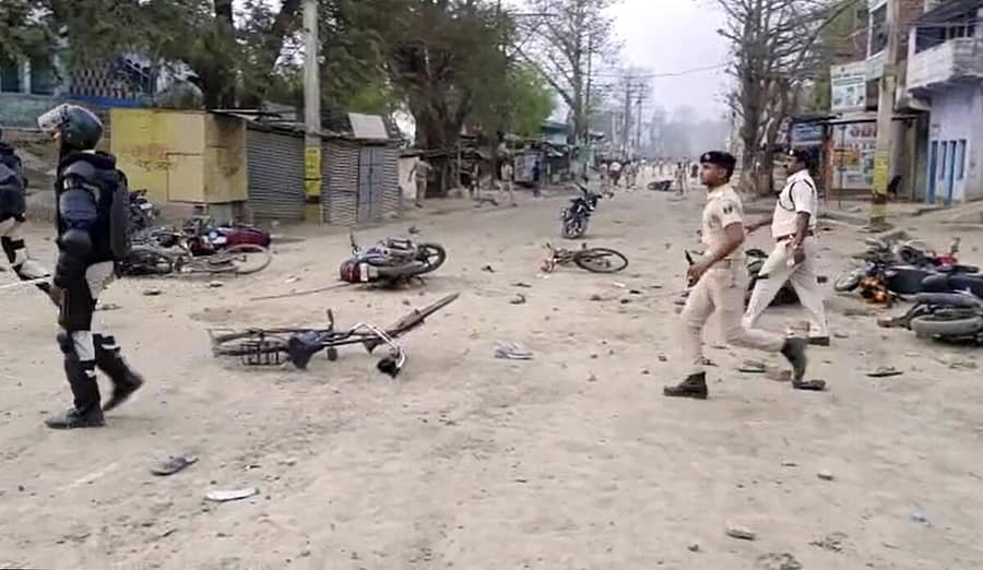 ನಳಂದ ಜಿಲ್ಲೆಯಲ್ಲಿ 'ರಾಮ ನವಮಿ' ಮೆರವಣಿಗೆಯ ಸಂದರ್ಭದಲ್ಲಿ ಎರಡು ಗುಂಪುಗಳ ನಡುವೆ ಘರ್ಷಣೆ ಸಂಭವಿಸಿದ್ದು, ಪೊಲೀಸ್ ಸಿಬ್ಬಂದಿ ಕಾನೂನು ಮತ್ತು ಸುವ್ಯವಸ್ಥೆ ಕಾಪಾಡಲು ಶ್ರಮಿಸುತ್ತಿದ್ದಾರೆ. (ಪಿಟಿಐ ಚಿತ್ರ)