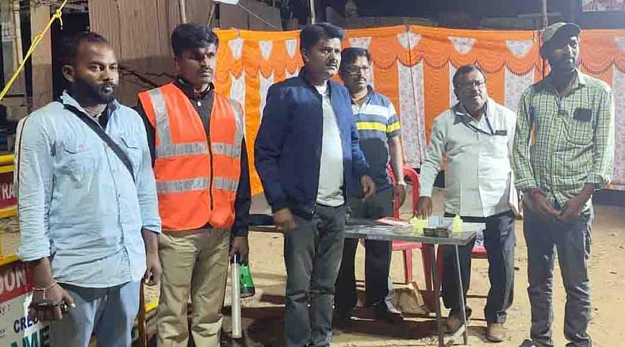 ಹಿರಿಯೂರಿನ ರಂಜಿತ ಹೋಟೆಲ್ ವೃತ್ತದ ಸಮೀಪದ ಚೆಕ್ಪೋಸ್ಟ್ ಬಳಿ ತಹಶೀಲ್ದಾರ್ ದಾಖಲೆ ಇಲ್ಲದೆ ಸಾಗಿಸುತ್ತಿದ್ದ ₹ 1 ಲಕ್ಷ ವಶಕ್ಕೆ ಪಡೆದರು