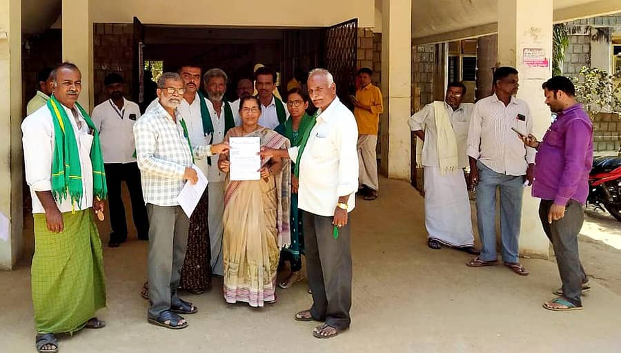 ಹೊಳಲ್ಕೆರೆಯಲ್ಲಿ ಶನಿವಾರ ರೈತ ಸಂಘದ ಸದಸ್ಯರು ತಹಶೀಲ್ದಾರ್ ಕಚೇರಿ ಅಧಿಕಾರಿಗೆ ಮನವಿ ಸಲ್ಲಿಸಿದರು.