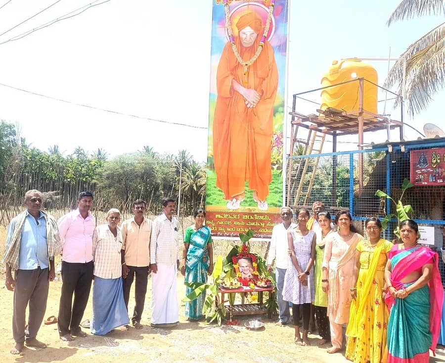ತುರುವೇಕೆರೆ ತಾಲ್ಲೂಕಿನ ಮಾದಪಟ್ಟಣ ಗೇಟ್ ಸಮೀಪ ಶಿವಕುಮಾರ ಸ್ವಾಮೀಜಿ ಭಾವಚಿತ್ರಕ್ಕೆ ಪುಷ್ಪಾಲಂಕಾರ ಮಾಡಿ ಪೂಜೆ ಸಲ್ಲಿಸಲಾಯಿತು