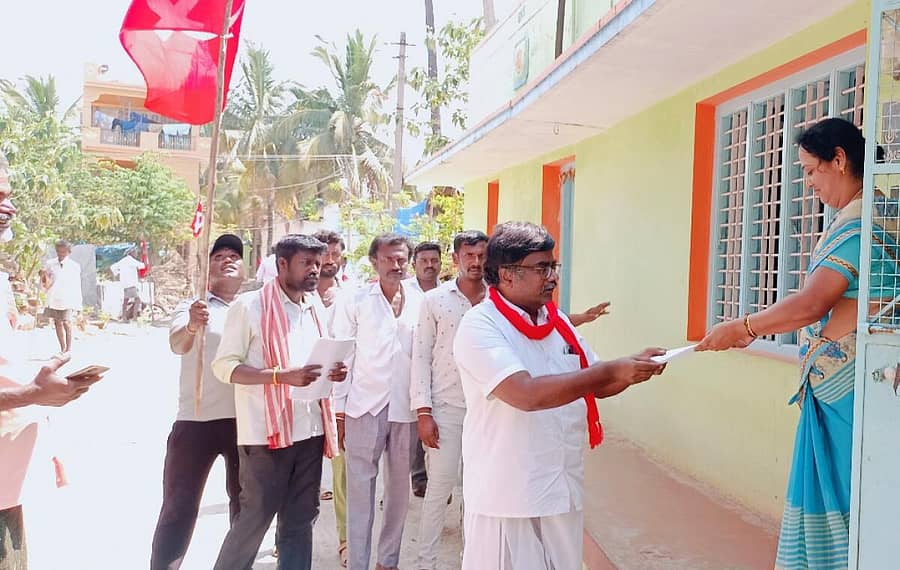 ಸೋಮೇನಹಳ್ಳಿ ಗ್ರಾಮದಲ್ಲಿ ಸಿಪಿಎಂ ಅಭ್ಯರ್ಥಿ ಡಾ.ಅನಿಲ್ ಕುಮಾರ್ ಮತಯಾಚಿಸಿದರು