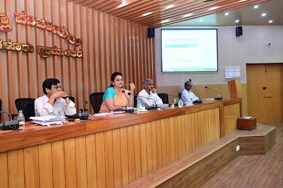 ದೇವನಹಳ್ಳಿಯ ಜಿಲ್ಲಾ ಪಂಚಾಯಿತಿ ಸಭಾಂಗಣದಲ್ಲಿ ನಡೆದ ಮಾದರಿ ನೀತಿ ಸಂಹಿತೆ ಮತ್ತು ಇನ್ನಿತರ ಚುನಾವಣಾ ವಿಷಯಗಳ ಕುರಿತು ಜಿಲ್ಲಾ ಮಟ್ಟದ ಅಧಿಕಾರಿಗಳ ಸಭೆಯಲ್ಲಿ ಜಿಲ್ಲಾಧಿಕಾರಿ ಆರ್‌.ಲತಾ ಮಾತನಾಡಿದರು