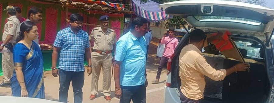 ಚಳ್ಳಕೆರೆಯ ಚಿತ್ರದುರ್ಗ ರಸ್ತೆಯಲ್ಲಿನ ಚೆಕ್ಪೋಸ್ಟ್ನಲ್ಲಿ ಜಿಲ್ಲಾಧಿಕಾರಿ ದಿವ್ಯಪ್ರಭು ಜಿ.ಆರ್.ಜೆ ಹಾಗೂ ಜಿಲ್ಲಾ ಪೊಲೀಸ್ ವರಿಷ್ಠಾಧಿಕಾರಿ ಕೆ. ಪರಶುರಾಮ್ ಅವರು ಶನಿವಾರ ಪರಿಶೀಲಿಸಿದರು.