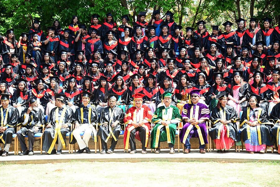 ಪದವಿ ಪಡೆದ ಬಾಪೂಜಿ ಇನ್ಸ್ಟಿಟ್ಯೂಟ್ ಆಫ್ ಹೈಟೆಕ್ ಎಜುಕೇಶನ್ನ ಬಿ.ಸಿ.ಎ. ವಿದ್ಯಾರ್ಥಿಗಳು