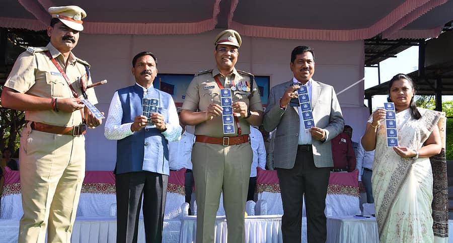 ಬೀದರ್ನ ಪೊಲೀಸ್ ಕವಾಯತು ಮೈದಾನದಲ್ಲಿ ಭಾನುವಾರ ಆಯೋಜಿಸಿದ್ದ ಪೊಲೀಸ್ ಧ್ವಜ ದಿನಾಚರಣೆ ಕಾರ್ಯಕ್ರಮದಲ್ಲಿ ಜಿಲ್ಲಾ ಪೊಲೀಸ್ ವರಿಷ್ಠಾಧಿಕಾರಿ ಚೆನಬಸವಣ್ಣ ಎಸ್.ಎಲ್. ಧ್ವಜ ಬಿಡುಗಡೆ ಮಾಡಿದರು