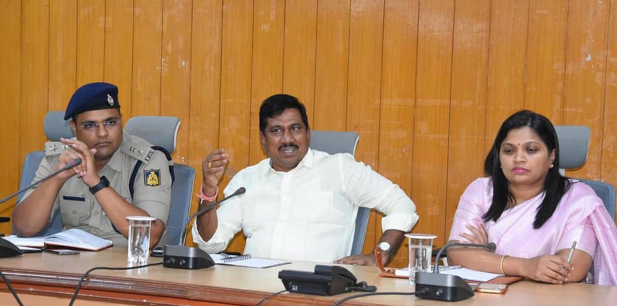 ಬೀದರ್ ಜಿಲ್ಲಾಧಿಕಾರಿ ಕಚೇರಿ ಸಭಾಂಗಣದಲ್ಲಿ ನಡೆದ ಜಿಲ್ಲಾ ಮಟ್ಟದ ಅಧಿಕಾರಿಗಳ ಸಭೆಯಲ್ಲಿ ಚುನಾವಣಾಧಿಕಾರಿಯಾದ ಜಿಲ್ಲಾಧಿಕಾರಿ ಗೋವಿಂದ ರೆಡ್ಡಿ ಮಾತನಾಡಿದರು. ಜಿಲ್ಲಾ ಪೊಲೀಸ್ ವರಿಷ್ಠಾಧಿಕಾರಿ ಚೆನ್ನಬಸವಣ್ಣ ಎಸ್.ಎಲ್. ಜಿಲ್ಲಾ ಪಂಚಾಯಿತಿ ಮುಖ್ಯ ಕಾರ್ಯನಿರ್ವಾಹಕ ಅಧಿಕಾರಿ ಶಿಲ್ಪಾ ಎಂ. ಇದ್ದಾರೆ