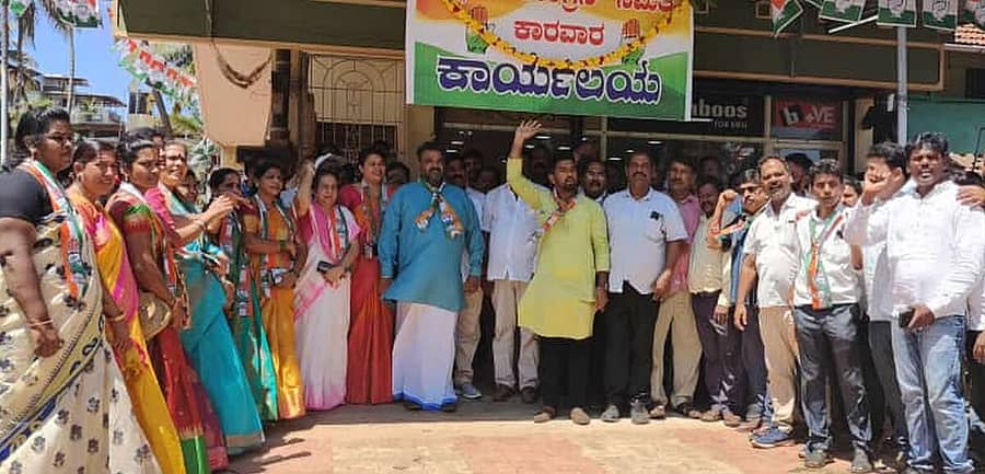 ಕಾರವಾರದಲ್ಲಿ ಕಾಂಗ್ರೆಸ್ ಕಚೇರಿ ಉದ್ಘಾಟನೆ ವೇಳೆ ಸೇರಿದ್ದ ಕಾರ್ಯಕರ್ತರು.
