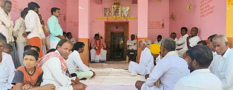 ಕುಷ್ಟಗಿ ತಾಲ್ಲೂಕು ಹುಲಿಯಾಪುರದಲ್ಲಿನ ಬಿಜೆಪಿ ಪ್ರಚಾರ ಸಭೆಯಲ್ಲಿ ದೊಡ್ಡನಗೌಡ ಪಾಟೀಲ ಭಾಗವಹಿಸಿರುವುದು