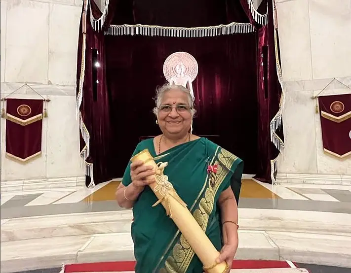 ಸುಧಾ ಮೂರ್ತಿ ಅವರಿಗೆ ಸಾಮಾಜಿಕ ಸೇವೆಗಾಗಿ ‘ಪದ್ಮಭೂಷಣ’ ಗೌರವವನ್ನು ರಾಷ್ಟ್ರಪತಿ ದ್ರೌಪದಿ ಮುರ್ಮು ಅವರು ಪ್ರದಾನ ಮಾಡಿದರು.
