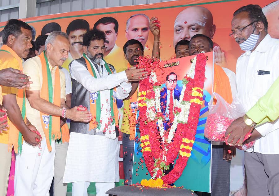 ತುಮಕೂರು ತಾಲ್ಲೂಕಿನ ಗೂಳೂರು ಬಳಿ ಬಿಜೆಪಿ ವತಿಯಿಂದ ಭಾನುವಾರ ಹಮ್ಮಿಕೊಂಡಿದ್ದ ಛಲವಾದಿ ಸಮಾವೇಶದಲ್ಲಿ ಬಿಜೆಪಿ ಪರಿಶಿಷ್ಟ ಜಾತಿ ಮೋರ್ಚಾ ರಾಜ್ಯ ಘಟಕದ ಅಧ್ಯಕ್ಷ ಛಲವಾದಿ ನಾರಾಯಣಸ್ವಾಮಿ ಡಾ.ಬಿ.ಆರ್. ಅಂಬೇಡ್ಕರ್ ಅವರ ಭಾವಚಿತ್ರಕ್ಕೆ ಪುಷ್ಪ ನಮನ ಸಲ್ಲಿಸಿದರು. ಮುಖಂಡ ಸುರೇಶ್ಗೌಡ ಇದ್ದರು