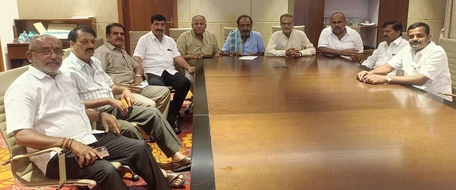 ಎಂ.ಎಸ್‌.ಆತ್ಮಾನಂದ, ಅಮರಾವತಿ ಚಂದ್ರಶೇಖರ್‌ ನೇತೃತ್ವದಲ್ಲಿ ಕಾಂಗ್ರೆಸ್‌ ಹಿರಿಯ ಮುಖಂಡರ ಸಭೆ ನಡೆಯಿತು