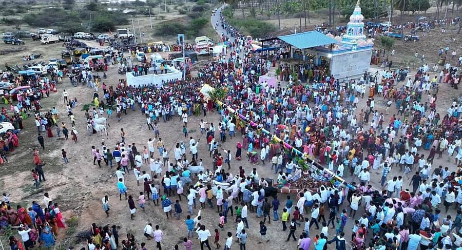 ಹೊಸದುರ್ಗದ ದೇವಿಗೆರೆಯಲ್ಲಿ ಭಕ್ತರ ಸಮ್ಮುಖದಲ್ಲಿ ದೊಡ್ಡಮ್ಮ ಹಾಗೂ ಕರಿಯಮ್ಮ ದೇವಿಯವರ ಸಿಡಿ ಉತ್ಸವ ಭಾನುವಾರ ನಡೆಯಿತು.