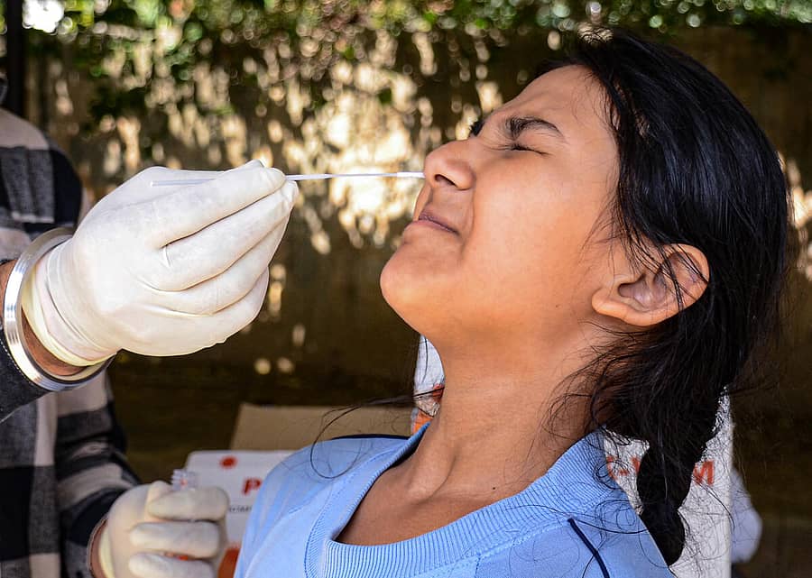 ಗುರುಗ್ರಾಮದ ಆಸ್ಪತ್ರೆ ಒಂದರಲ್ಲಿ ಈಚೆಗೆ ಯುವತಿಯೊಬ್ಬರ ಮೂಗು ಮತ್ತು ಗಂಟಲು ದ್ರವದ ಮಾದರಿಯನ್ನು ಕೋವಿಡ್‌ ತಪಾಸಣಾ ಸಿಬ್ಬಂದಿ ಸಂಗ್ರಹಿಸಿದರು –ಪಿಟಿಐ ಚಿತ್ರ