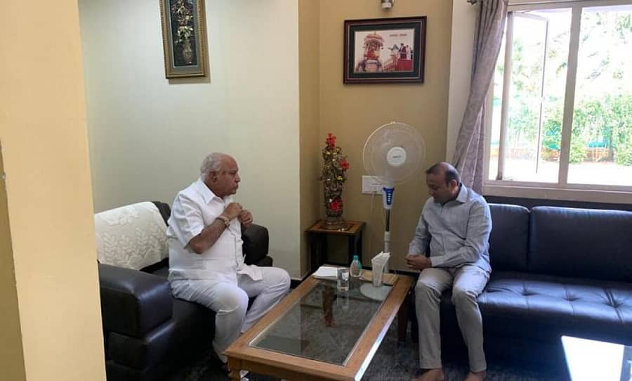 ಬಿಜೆಪಿ ಸಂಸದೀಯ ಮಂಡಳಿ ಸದಸ್ಯ ಬಿ.ಎಸ್.ಯಡಿಯೂರಪ್ಪ ಅವರನ್ನು ಶಾಸಕ ಕೆ.ಎಸ್. ಈಶ್ವರಪ್ಪ ಪುತ್ರ ಕೆ.ಇ.ಕಾಂತೇಶ್ ಬೆಂಗಳೂರಿನಲ್ಲಿ ಗುರುವಾರ ಭೇಟಿ ಮಾಡಿ ಚರ್ಚಿಸಿದರು.