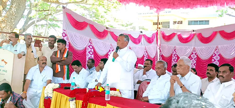 ದೊಡ್ಡಬಳ್ಳಾಪುರ ತಾಲ್ಲೂಕಿನ ತೂಬಗೆರೆ ಹೋಬಳಿಯಲ್ಲಿ ಗುರುವಾರ ನಡೆದ ಪ್ರಚಾರ ಸಭೆಗಳಲ್ಲಿ ಕಾಂಗ್ರೆಸ್ ಪಕ್ಷದ ಅಭ್ಯರ್ಥಿ ಕೆ.ಎಚ್.ಮುನಿಯಪ್ಪ ಮಾತನಾಡಿದರು