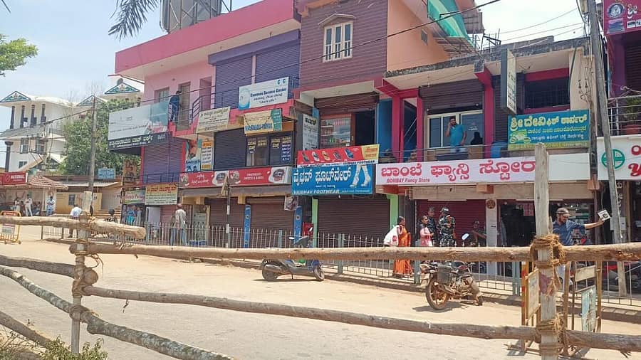 ತೀರ್ಥಹಳ್ಳಿ ತಾಲ್ಲೂಕು ಕಚೇರಿಯ ಮುಂಭಾಗ ನೀತಿ ಸಂಹಿತೆಯ ಹಿನ್ನೆಲೆಯಲ್ಲಿ ವಿವಿಧ ಮಳಿಗೆಗಳನ್ನು ಒತ್ತಾಯ ಪೂರ್ವಕವಾಗಿ ಮುಚ್ಚಿಸಲಾಗಿರುವುದು.