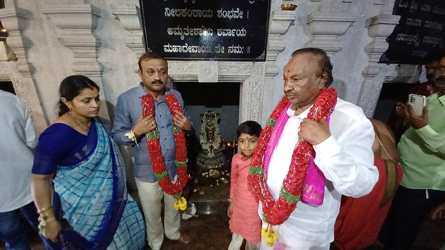 ಬಳ್ಳಾರಿ ನಗರದ ಸಣ್ಣ ತರಕಾರಿ ಮಾರುಕಟ್ಟೆಯಲ್ಲಿರುವ ಮನೆ ದೇವರು ಚೌಡೇಶ್ವರಿ ದೇವಿಗೆ ಬಿಜೆಪಿ ಹಿರಿಯ ಮುಖಂಡ ಕೆ.ಎಸ್. ಈಶ್ವರಪ್ಪ ಮತ್ತು ಅವರ ಕುಟುಂಬದ ಸದಸ್ಯರು ಶುಕ್ರವಾರ ಪೂಜೆ ಸಲ್ಲಿಸಿದರು.