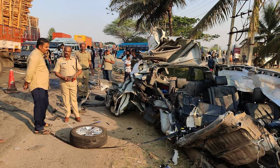 ಅಪಘಾತದಲ್ಲಿ ನುಜ್ಜುಗುಜ್ಜಾಗಿರುವ ವಾಹನಗಳು