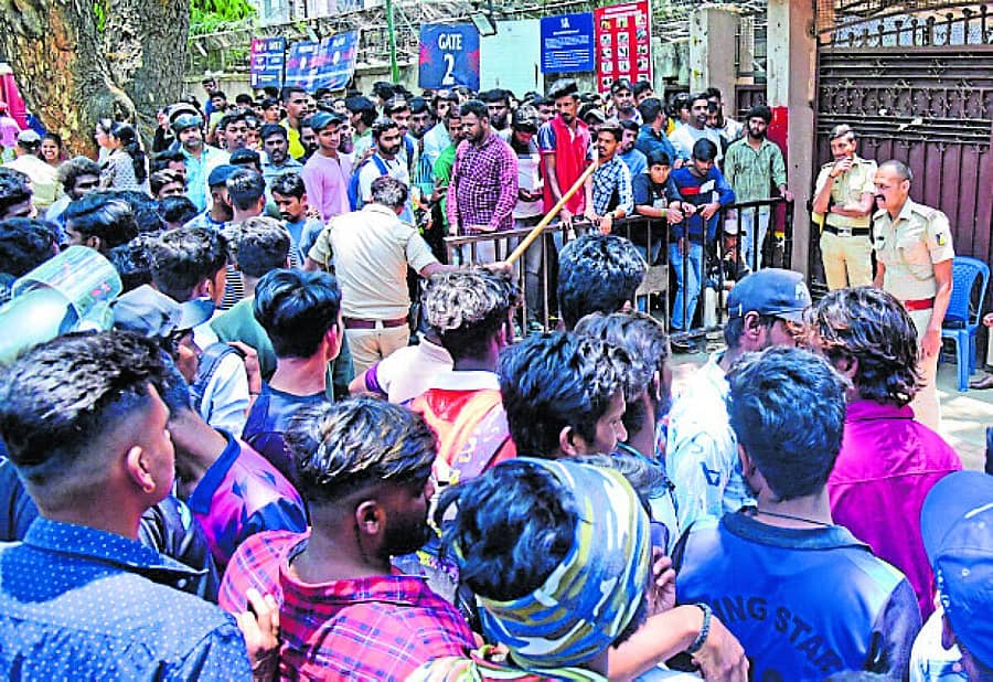 ಚಿನ್ನಸ್ವಾಮಿ ಕ್ರೀಡಾಂಗಣದ ಗೇಟ್ ನಂಬರ್ 2ರ ಎದುರು ಭಾನುವಾರ ಸೇರಿದ್ದ ಜನ