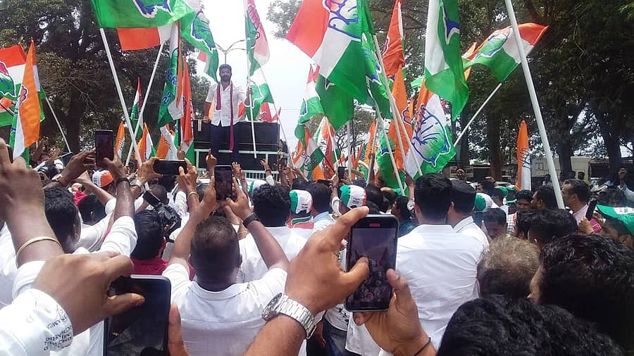 ಮೂಡುಬಿದಿರೆ ಕಾಂಗ್ರೆಸ್ ಅಭ್ಯರ್ಥಿ ಮಿಥುನ್ ರೈ ಸೋಮವಾರ ಪಕ್ಷದ ಕಾರ್ಯಕರ್ತರೊಂದಿಗೆ ಮೆರವಣಿಗೆಯಲ್ಲಿ ಬಂದು ಬಳಿಕ ನಾಮಪತ್ರ ಸಲ್ಲಿಸಿದರು