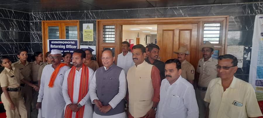 ಕಲಬುರಗಿ ಉತ್ತರ ಕ್ಷೇತ್ರದ ಬಿಜೆಪಿ ಅಭ್ಯರ್ಥಿ ಚಂದು ಪಾಟೀಲ ನಾಮಪತ್ರ ಸಲ್ಲಿಕೆ ಬಳಿಕ ಅರುಣ್ ಸಿಂಗ್, ಸಿದ್ದಾಜಿ ಪಾಟೀಲ, ಶಿವಕಾಂತ ಮಹಾಜನ್ ಹೊರಬಂದರು