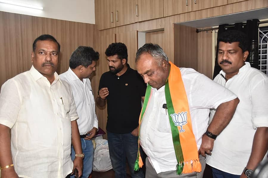 ಶಾಸಕ ಎಸ್.ರಾಮದಾಸ್ ಭೇಟಿಗಾಗಿ ಅವರ ಮನೆಯಲ್ಲಿ ಕಾದಿದ್ದ ಬಿಜೆಪಿ ರಾಜ್ಯ ಘಟಕದ ಉಪಾಧ್ಯಕ್ಷ ಎಂ.ರಾಜೇಂದ್ರ, ಸಂಸದ ಪ್ರತಾಪ ಸಿಂಹ, ಟಿಕೆಟ್ ಪಡೆದ ಟಿ.ಎಸ್.ಶ್ರಿವತ್ಸ