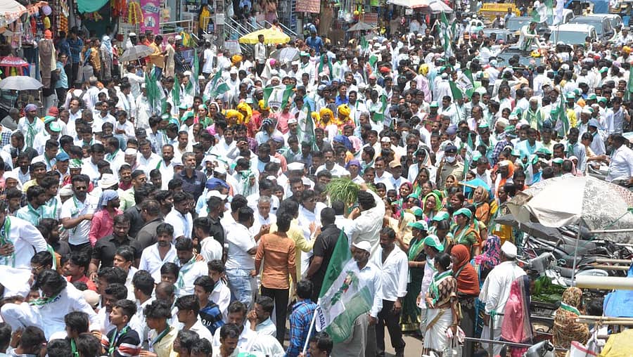 ನಾಗಠಾಣ ಮೀಸಲು ವಿಧಾನಸಭಾ ಕ್ಷೇತ್ರದ ಜಾತ್ಯತೀತ ಜನತಾ ದಳದ ಅಭ್ಯರ್ಥಿ, ಹಾಲಿ ಶಾಸಕ ಡಾ.ದೇವಾನಂದ ಚವ್ಹಾಣ ಮಂಗಳವಾರ ನಾಮಪತ್ರ ಸಲ್ಲಿಸುವುದಕ್ಕೂ ಮುನ್ನಾ ನಗರದಲ್ಲಿ ಸಹಸ್ರಾರು ಬೆಂಬಲಿಗರೊಂದಿಗೆ ಪಾದಯಾತ್ರೆ ನಡೆಸಿದರು–ಪ್ರಜಾವಾಣಿ ಚಿತ್ರ