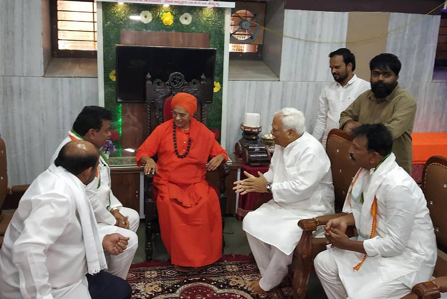 ಹುಬ್ಬಳ್ಳಿಯ ಮೂರು ಸಾವಿರ ಮಠದಲ್ಲಿ ಕೆಪಿಸಿಸಿ ಪ್ರಚಾರ ಸಮಿತಿ ಅಧ್ಯಕ್ಷ ಎಂ.ಬಿ.ಪಾಟೀಲ, ಮುಖಂಡ ಆರ್.ವಿ.ದೇಶಪಾಂಡೆ ಅವರು ಮಠದ ಪೀಠಾಧಿಪತಿ ಗುರುಸಿದ್ಧ ರಾಜಯೋಗೀಂದ್ರ ಸ್ವಾಮೀಜಿ ಅವರೊಂದಿಗೆ ಮಾತುಕತೆ ನಡೆಸಿದರು