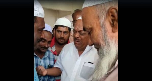  ಮುಸ್ಲಿಂ ಮುಖಂಡರ ಎದುರು ದುಃಖ ತೋಡಿಕೊಳ್ಳುತ್ತಿರುವ ರಮೇಶ್‌ ಕುಮಾರ್‌