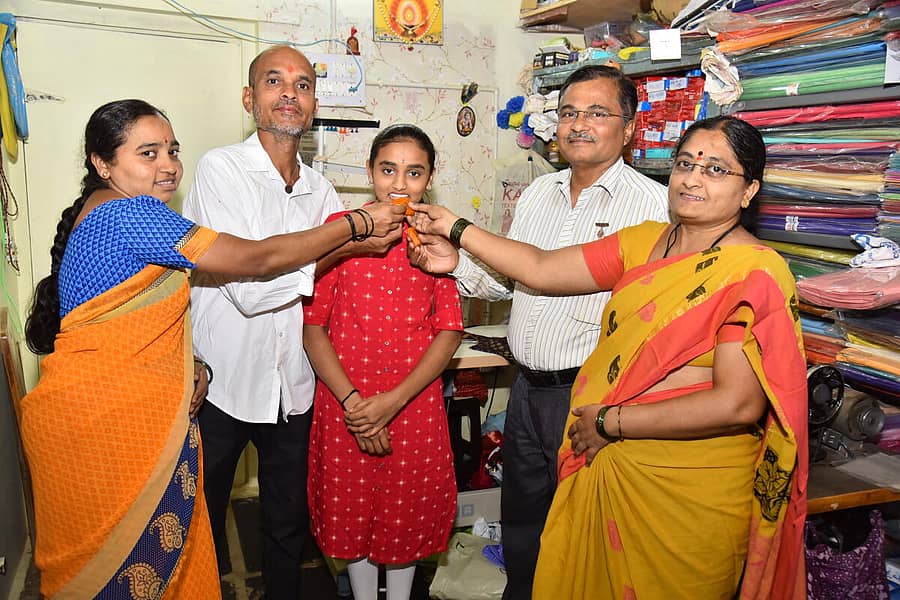 ವಿಜ್ಞಾನ ವಿಭಾಗದಲ್ಲಿ ಹಾವೇರಿ ಜಿಲ್ಲೆಗೆ ಪ್ರಥಮ ಸ್ಥಾನ ಪಡೆದಿರುವ ವಿದ್ಯಾರ್ಥಿನಿ ಅಕ್ಷತಾ ಬಳ್ಳಿ ಅವರಿಗೆ ಪೋಷಕರಾದ ವಿನಾಯಕ ಮತ್ತು ಸುನಂದಾ ದಂಪತಿ ಹಾಗೂ ಕುಟುಂಬಸ್ಥರು ಸಿಹಿ ತಿನಿಸಿ ಸಂಭ್ರಮಿಸಿದರು –ಪ್ರಜಾವಾಣಿ ಚಿತ್ರ