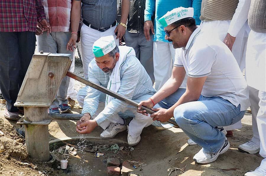 ರಾಷ್ಟ್ರೀಯ ಲೋಕ ದಳದ (ಆರ್‌ಎಲ್‌ಡಿ) ಅಭ್ಯರ್ಥಿ ರಾಕೇಶ್‌ ಟಿಕಾಯತ್‌ ಅವರು ಉತ್ತರ ಪ್ರದೇಶದ ಅಮ್ರೊಹ ಕ್ಷೇತ್ರದಿಂದ ಸೋಮವಾರ ನಾಮಪತ್ರ ಸಲ್ಲಿಸಿದ ಬಳಿಕ ಕೈಪಂಪಿನ ನೀರು ಕುಡಿದರು. ಕೈಪಂಪು ಅವರ ಪಕ್ಷದ ಚಿಹ್ನೆಯೂ ಹೌದು 	–ಪಿಟಿಐ ಚಿತ್ರ