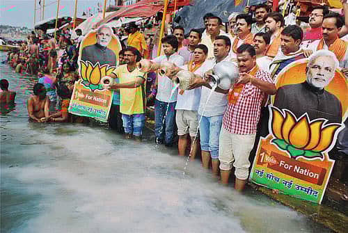 ನಿಯೋಜಿತ ಪ್ರಧಾನಿ ನರೇಂದ್ರ ಮೋದಿ ಅವರುಪ್ರಮಾಣವಚನ ಸ್ವೀಕರಿಸುತ್ತಿರುವ ಹಿನ್ನೆಲೆಯಲ್ಲಿ ಸೋಮವಾರ ವಾರಾಣಸಿಯಲ್ಲಿ ಬಿಜೆಪಿ ಕಾರ್ಯಕರ್ತರು ಗಂಗಾ ಪೂಜೆ ಸಲ್ಲಿಸಿದರು. -ಪಿಟಿಐ ಚಿತ್ರ.