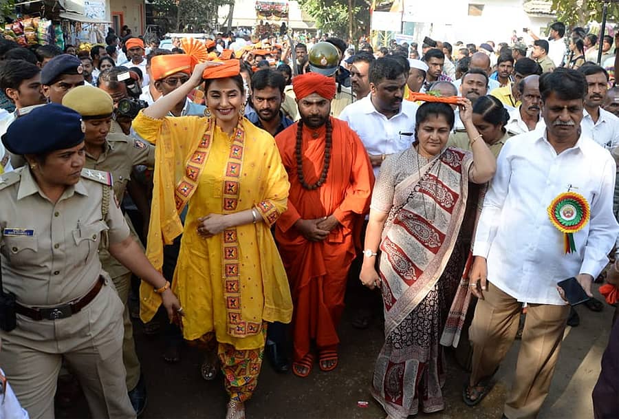  ಅಕ್ಕಮಹಾದೇವಿ ವಚನ ವಿಜಯೋತ್ಸವದಲ್ಲಿ ಸಚಿವೆ ಶಶಿಕಲಾ ಜೊಲ್ಲೆ, ಚಿತ್ರನಟಿ ರಾಗಿಣಿ ದ್ವಿವೇದಿ ಅವರ ತಲೆ ಮೇಲೆ ಅಕ್ಕಮಹಾದೇವಿ ವಚನ ಹೊತ್ತು ಸಾಗಿದರು.