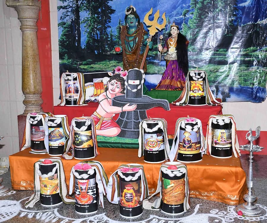 ಮಹಾಶಿವರಾತ್ರಿ  ನಿಮಿತ್ತ ಧಾರವಾಡದ  ವಿವಿಧ  ದೇವಸ್ಥಾನಗಳಲ್ಲಿ ಈಶ್ವರನ  ಪೂಜೆ  ನಡೆಯಿತು ಚಿತ್ರ: ಬಿ.ಎಂ ಕೇದಾರನಾಥ