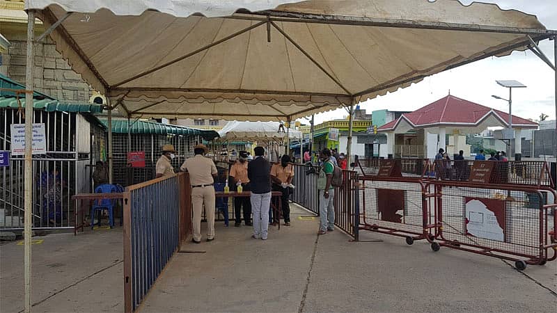 ಚಾಮುಂಡಿ ಬೆಟ್ಟದಲ್ಲಿ ದೇವಿಯ ದರ್ಶನ ಪಡೆಯಲು ಬಂದಿರುವ ಭಕ್ತರು