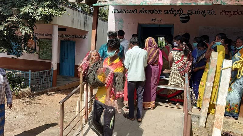 ಹಾವೇರಿ: ವಯೋವೃದ್ಧ ಮತದಾರರನ್ನು ಎತ್ತಿಕೊಂಡು ಬಂದ ಕುಟುಂಬಸ್ಥರು