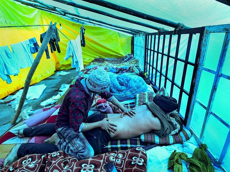 ಧರಣಿ ನಿರತವಾಗಿರುವ ರೈತ ಸೋದರನಿಗೆ ಮಸಾಜ್ ಮಾಡುತ್ತಿರುವ ಮಗದೊಬ್ಬ ರೈತ