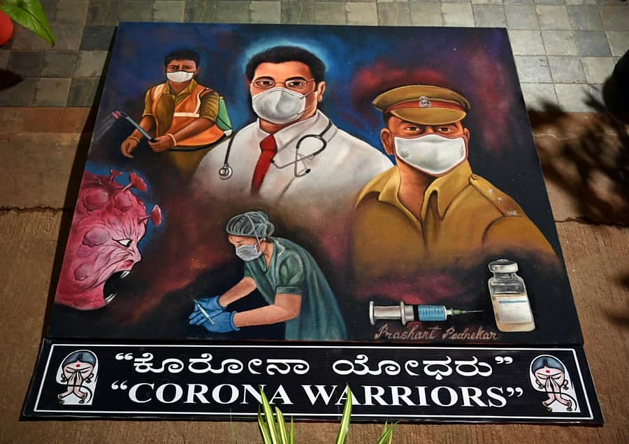  ‘ಕೊರೊನಾ ಯೋಧ’ರನ್ನು ರಂಗೋಲಿಯಲ್ಲಿ ಮೂಡಿಸಿರುವುದು. – ಪ್ರಜಾವಾಣಿ ಚಿತ್ರಗಳು.