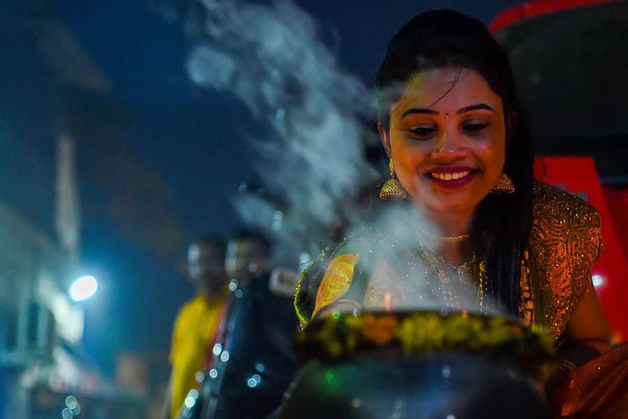 ಮುಂಬೈನ ಧಾರವಿಯಲ್ಲಿ ಪೊಂಗಲ್‌ ಆಚರಣೆಯಲ್ಲಿ ತೊಡಗಿರುವ ಯುವತಿ