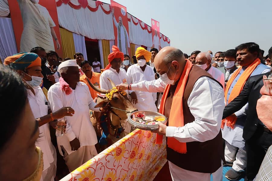 ಬಾಗಲಕೋಟೆ ಜಿಲ್ಲೆಯ ಬಾದಾಮಿ ತಾಲ್ಲೂಕಿನ ಕೆರಕಲಮಟ್ಟಿಯಲ್ಲಿ ಕೇಂದ್ರ ಗೃಹ ಸಚಿವ ಅಮಿತ್ ಶಾ ಗೋಪೂಜೆ ನೆರವೇರಿಸಿದರು.