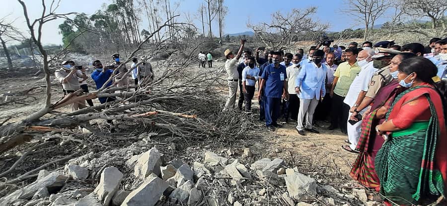 ಮುಖ್ಯಮಂತ್ರಿ ಬಿ.ಎಸ್‌.ಯಡಿಯೂರಪ್ಪ ಅವರು ಅಧಿಕಾರಿಗಳಿಂದ ಮಾಹಿತಿ ಪಡೆದರು. 