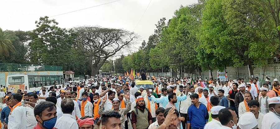 ರಸ್ತೆ ಸಂಚಾರ ತಡೆದು ಪ್ರತಿಭಟನೆ ನಡೆಸುತ್ತಿರುವ ಪಂಚಮಸಾಲಿ ಜನ