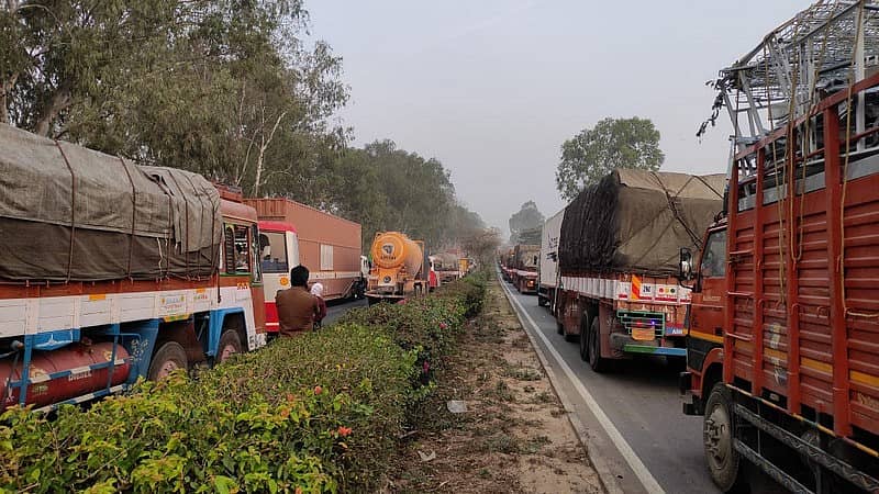 ಬೆಳ್ಳಂಬೆಳಗ್ಗೆ ವಾಹನ ಸಂಚಾರರ ಪರದಾಟ