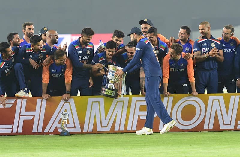 ಎಂದಿನಂತೆ ಗೆಲುವಿನ ಬಳಿಕ ಯುವ ಆಟಗಾರಿರಗೆ ಟ್ರೋಫಿ ಹಂಚಿದ ಕ್ಯಾಪ್ಟನ್ ಕೊಹ್ಲಿ